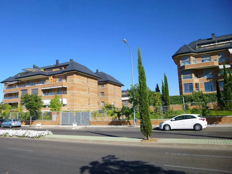 Edificios de ladrillo en una urbanización