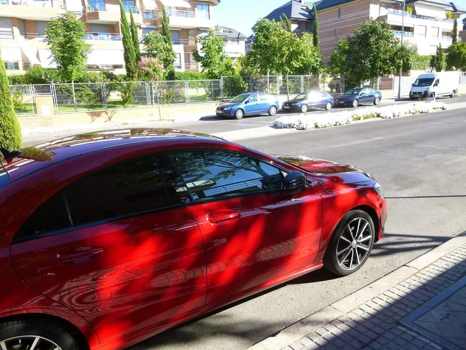 Coche aparcado en una calle residencial