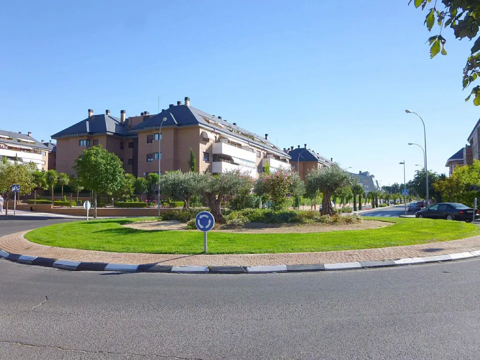 Glorieta ajardinada entre urbanizaciones