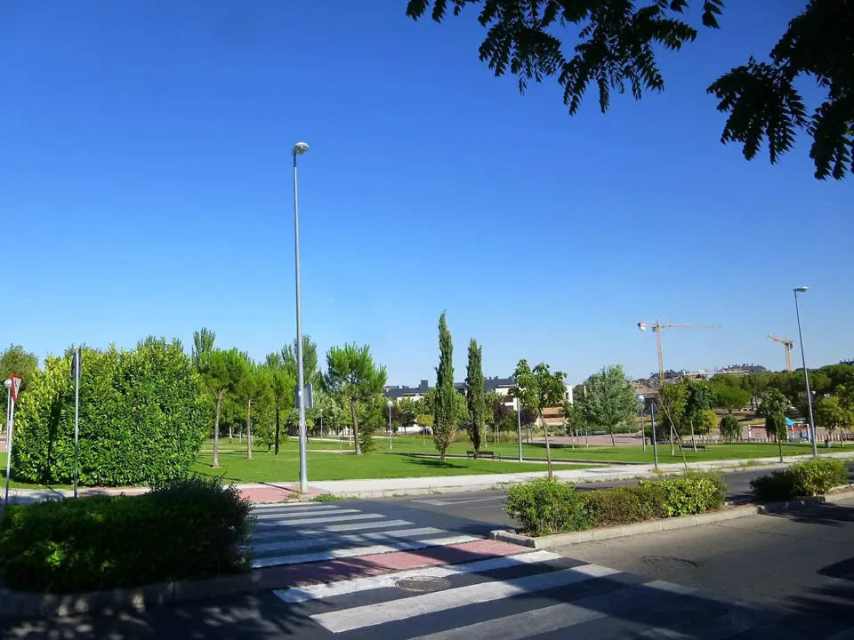 Cruce ajardinado en una zona residencial