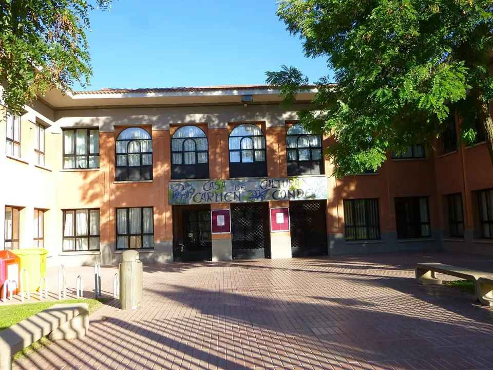 Fachada de ladrillo de la Casa de la Cultura Carmen Conde
