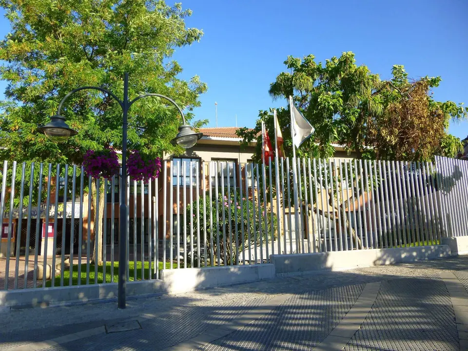Entrada ajardinada de la Casa de la Cultura