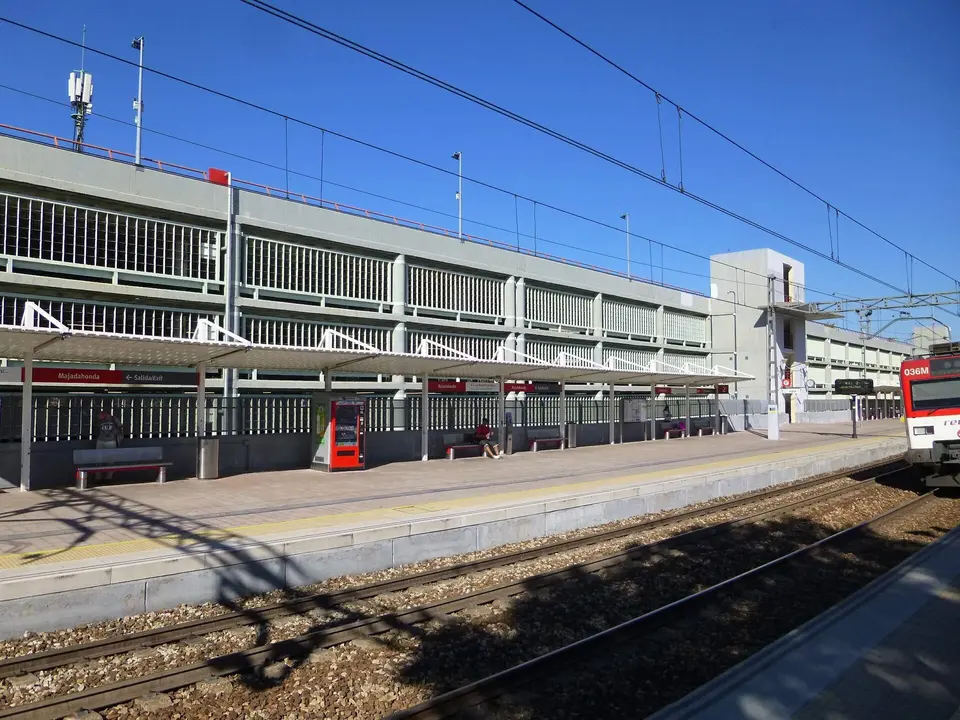 Andenes y aparcamiento de la estación de Majadahonda