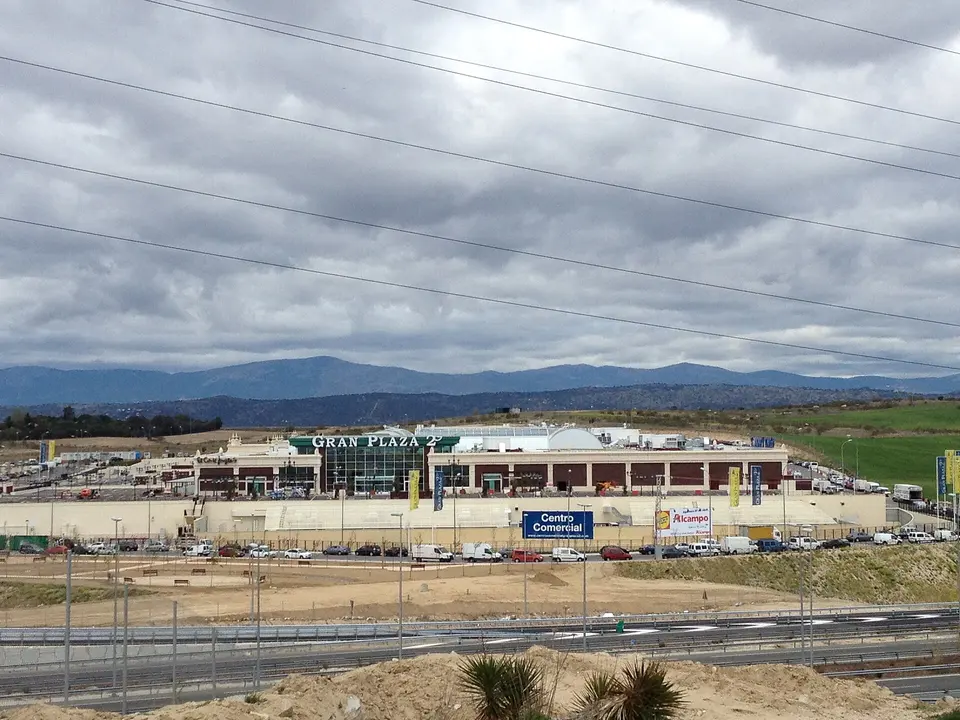 Obras del centro comercial Gran Plaza 2 en 2012 con la sierra al fondo