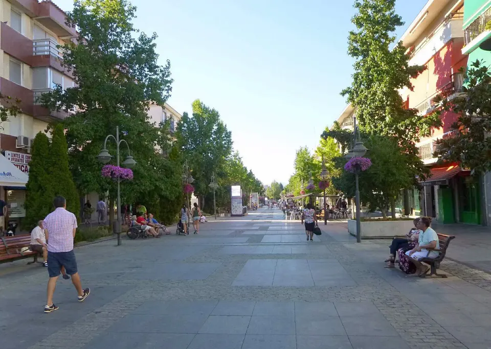 Paseantes en la Gran Vía de Majadahonda