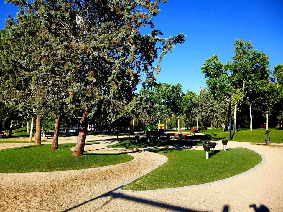 Caminos y césped en el Parque Colón