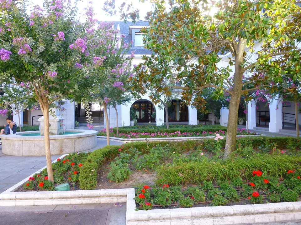 Jardines y soportales de la Plaza Mayor de Majadahonda