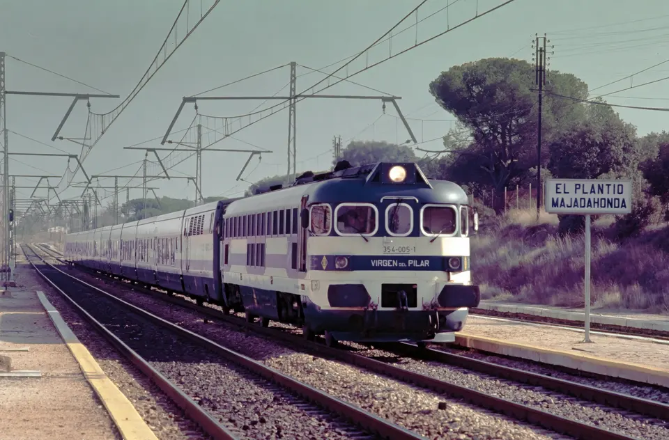 Talgo pasando por la estación de El Plantío-Majadahonda en 1984